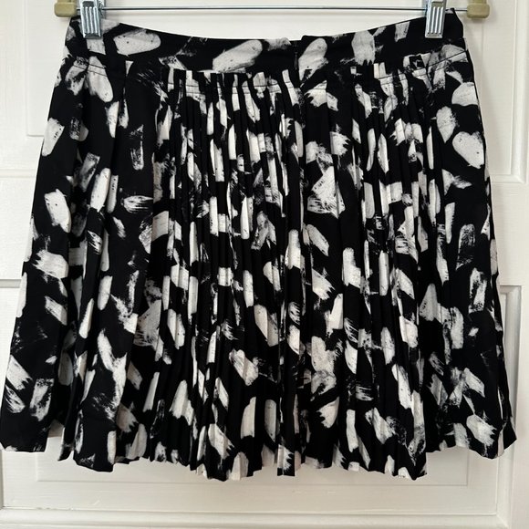 Banana Republic Pleated Mini Skirt Size 4 - Picture 6 of 7